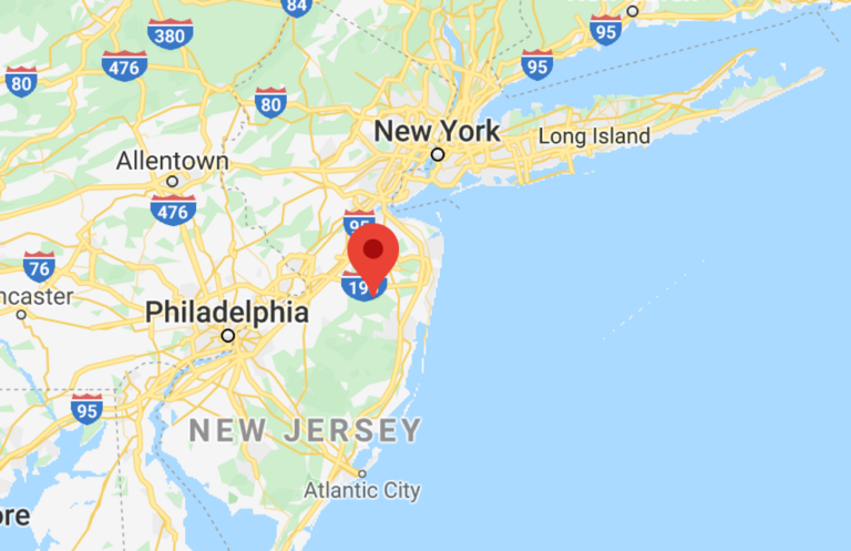 Une grande croix gammée peinte sur une entreprise appartenant à des Juifs dans le New Jersey