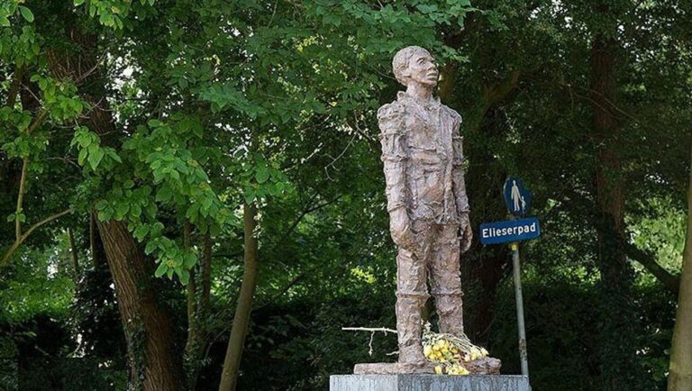 Une statue anti-esclavagiste abîmée dans un cimetière juif d'Amsterdam