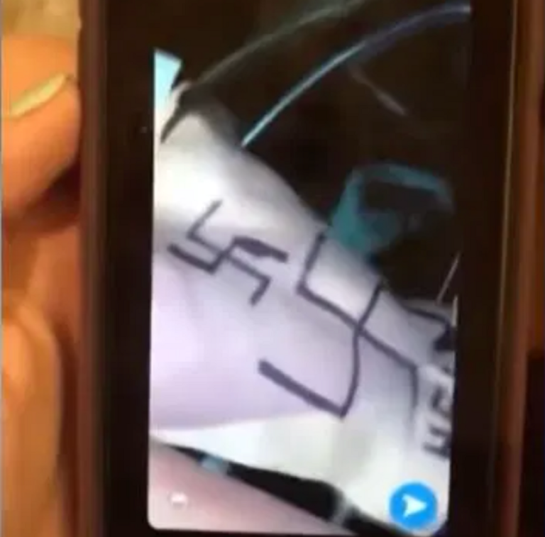Une vidéo montre des adolescents de l'Alabama dessinant des croix gammées sur le dos d'un garçon