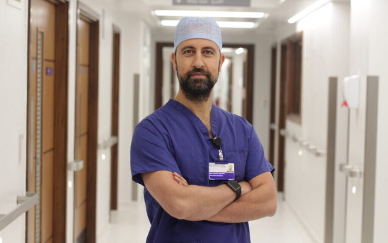 Un médecin musulman britannique se réjouit d'aider à séparer des jumeaux siamois juifs israéliens