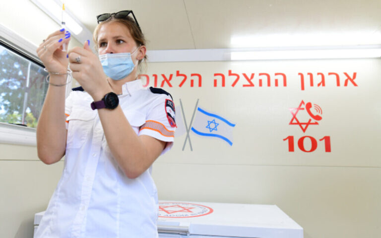 Une étude israélienne affirme que les vaccins réduisent le risque d'infection même dans les foyers touchés par le COVID