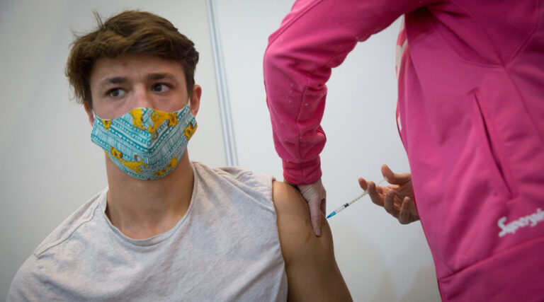 Israël a vacciné plus de 10 fois plus de sa population que les États-Unis