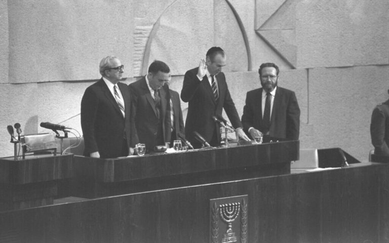 Herzog reçoit une copie virtuelle NFT du serment présidentiel de papa