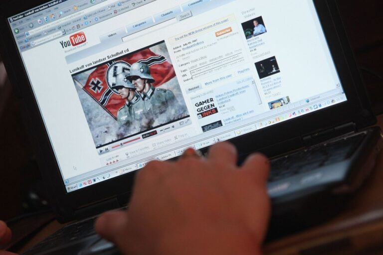 Alors que YouTube sévit contre le déni de l'Holocauste, il supprime le compte d'un chercheur sur l'antisémitisme