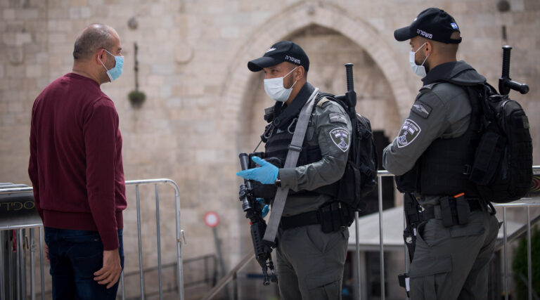 Des centaines de Palestiniens protestent contre les barrières à Jérusalem pendant le Ramadan