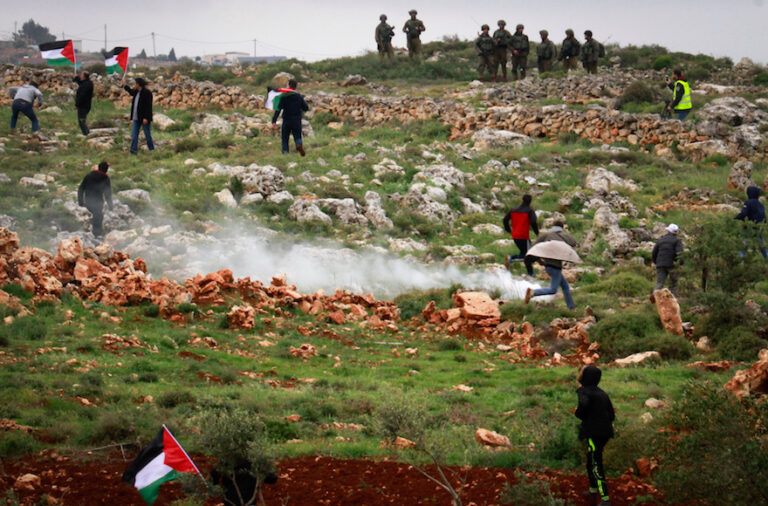 Des émeutes palestiniennes avec les troupes israéliennes en Cisjordanie font 1 mort dans un manifestant