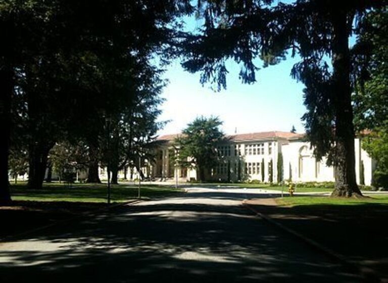 Des étudiants se regroupent après la découverte de croix gammées au lycée de la région de San Francisco