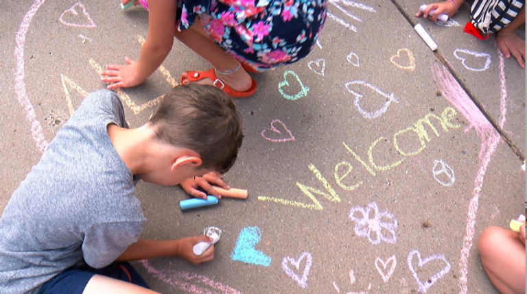 Des graffitis antisémites à l'école de Minneapolis transformés en messages d'amour