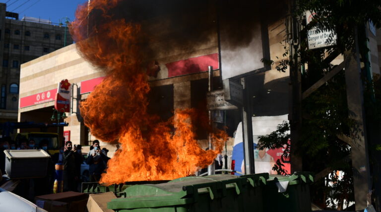 Des manifestants orthodoxes en Israël brûlent un bus alors que les émeutes contre les restrictions COVID se poursuivent à travers le pays