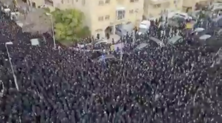 Des milliers de personnes envahissent les rues de Jérusalem pour les funérailles des principaux rabbins orthodoxes haredi