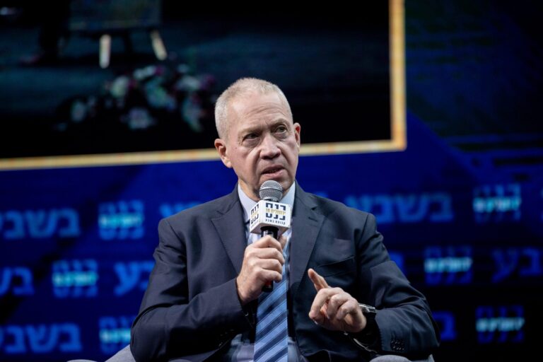 Il a été sélectionné pour recevoir la plus haute distinction d'Israël.  Puis ses opinions politiques ont suscité des critiques.