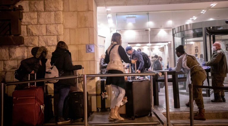 Israël annule les hôtels de quarantaine après que certains à l'intérieur ont tenté de s'échapper et que d'autres ont provoqué un tollé