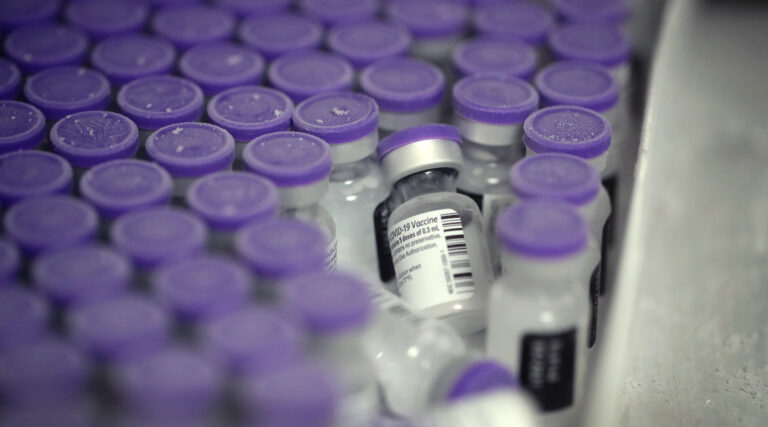 Israël livre des milliers de vaccins aux Palestiniens après avoir fait face à la pression internationale