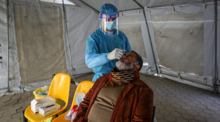 Israël va commencer à vacciner les Palestiniens qui travaillent en Israël et en Cisjordanie d'ici quelques jours, selon l'armée