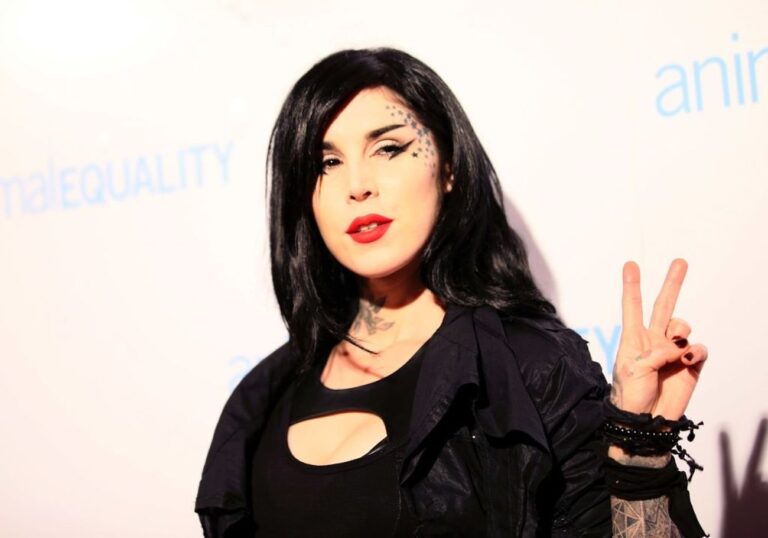 Kat Von D indique clairement qu'elle, et non les Juifs, est la véritable victime de l'antisémitisme