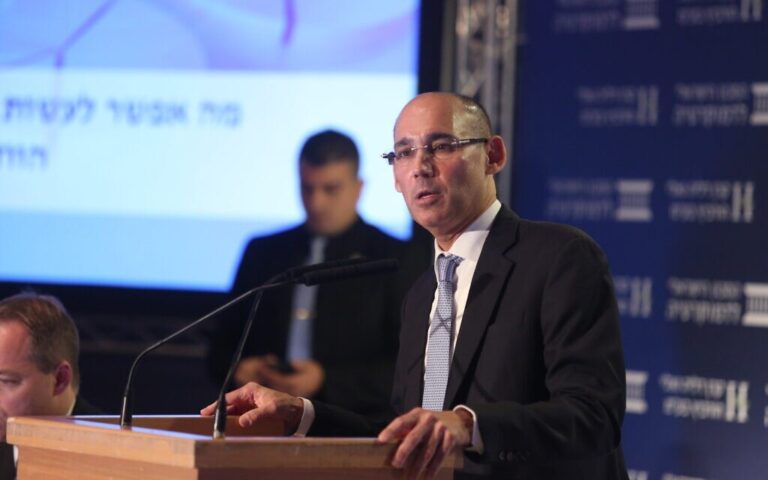 La Banque d'Israël maintient ses taux inchangés, affirme que COVID pose toujours un "risque" pour l'économie