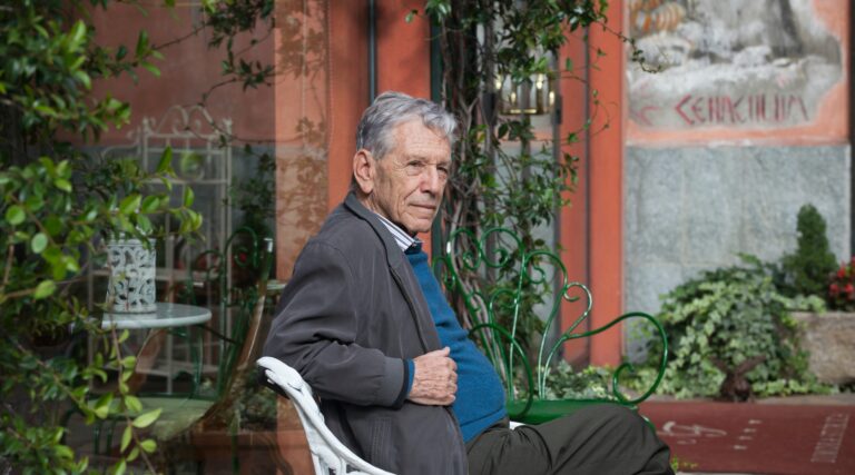 La fille d'Amos Oz affirme qu'il l'a agressée physiquement