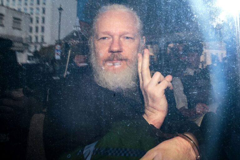 La longue histoire d'antisémitisme présumé de Julian Assange