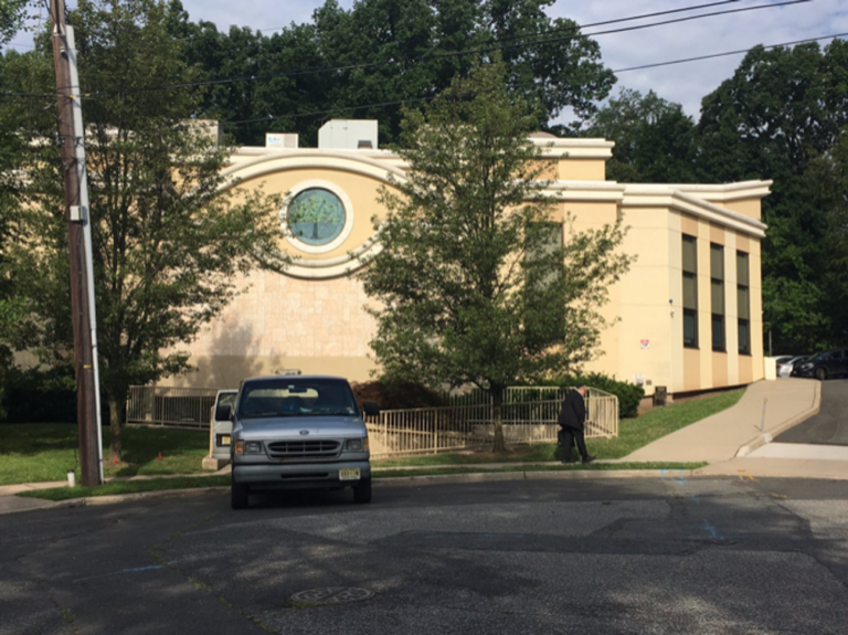 La police identifie 3 hommes qui ont pulvérisé des pistolets à eau sur les fidèles de la synagogue