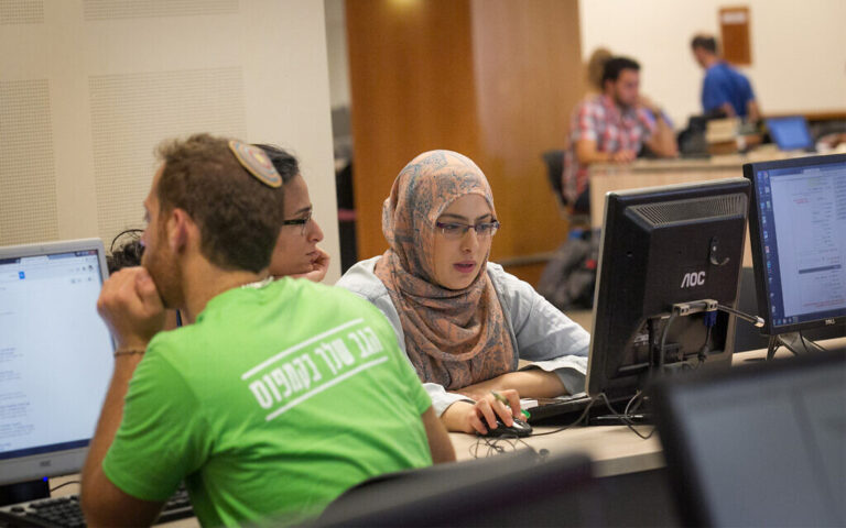 Le gouvernement s'apprête à mettre en œuvre un plan technologique de 500 millions de shekels sur 5 ans pour les Arabes israéliens