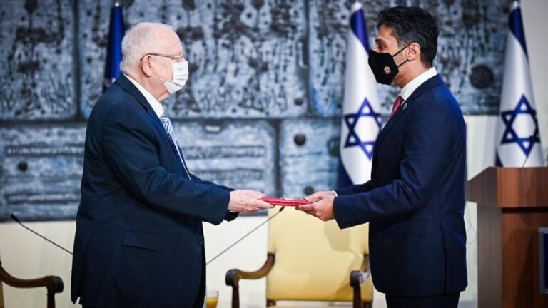 Le premier ambassadeur des Émirats arabes unis en Israël prend ses fonctions