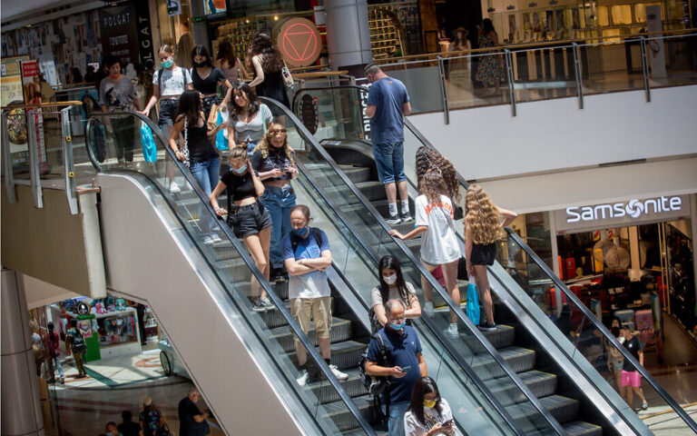 Le salaire moyen baisse alors que les industries les moins rémunératrices poursuivent la reprise de la pandémie