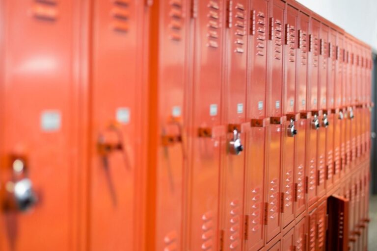 L'enseigne du club juif du lycée vandalisée avec une croix gammée