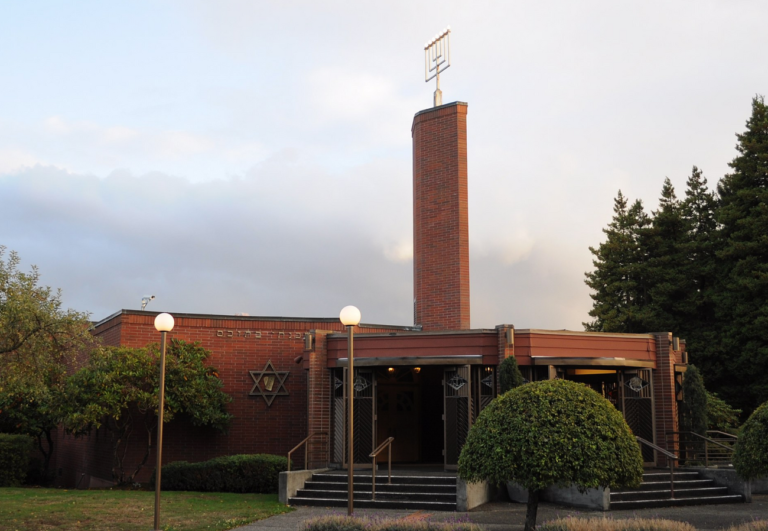 Les néo-nazis couvrent les synagogues de Seattle avec des dépliants racistes