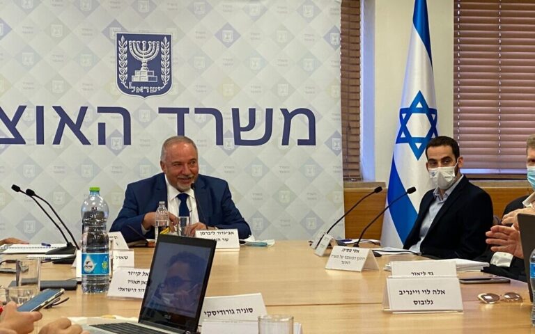 Liberman présentera le budget au cabinet en août et demande une augmentation de la taxe foncière