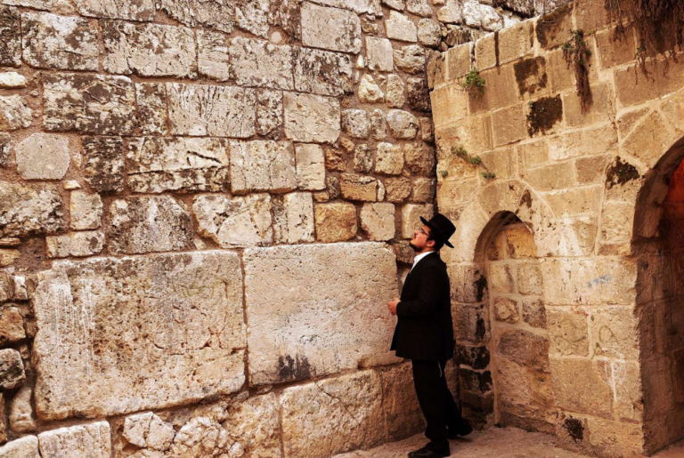 " Massacrer les Juifs " peint sur le mur occidental dans le quartier musulman