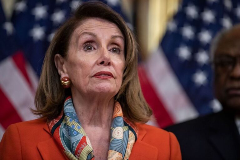 Pelosi défend Omar et dit qu'il n'y a pas de "tache" d'antisémitisme parmi les démocrates
