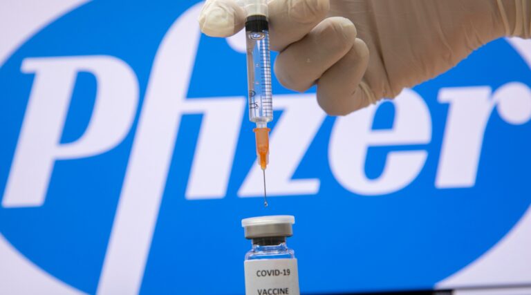 Pfizer aurait interrompu l'expédition de 700 000 doses de vaccin COVID vers Israël après avoir omis de payer