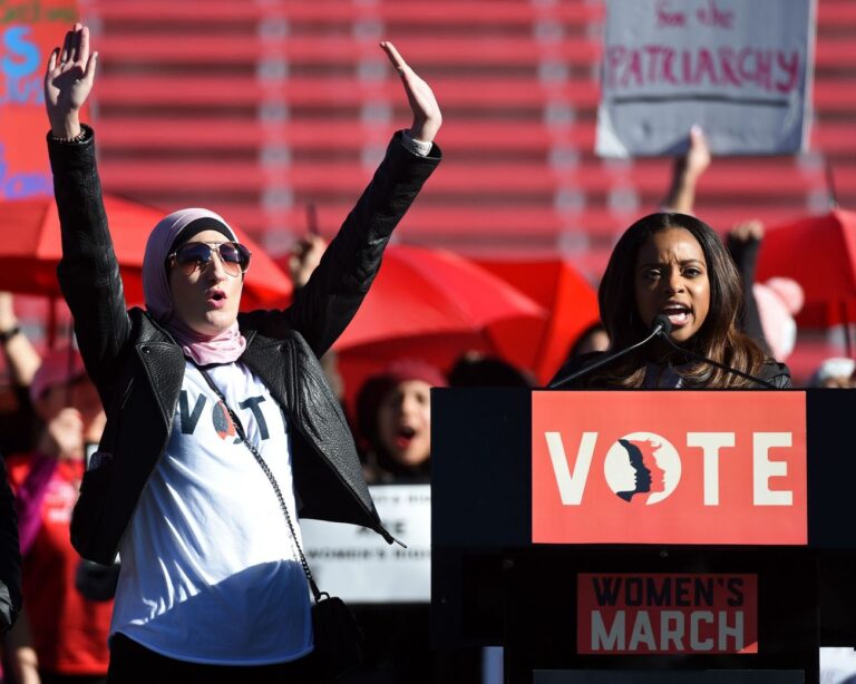 Sarsour et d'autres dirigeants accusés d'antisémitisme quittent la marche des femmes