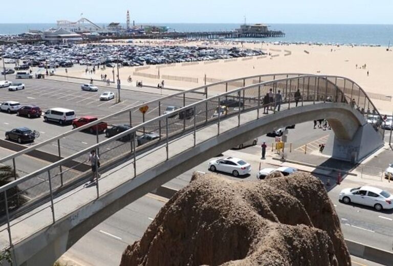 Un graffiti "L'Holocauste est un mensonge" découvert sur un pont très fréquenté de Californie