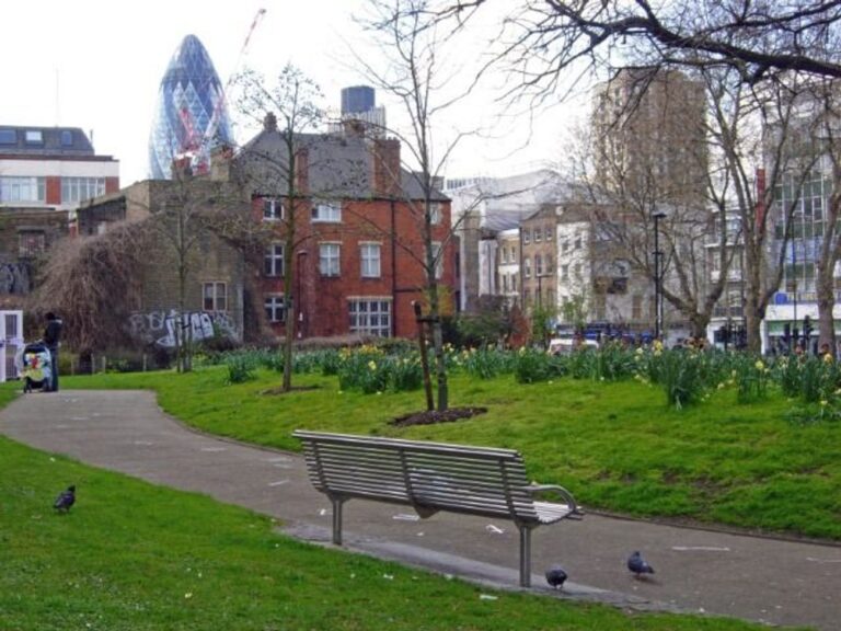 Un homme juif de Londres poursuivi par un agresseur armé d'un couteau criant des insultes antisémites