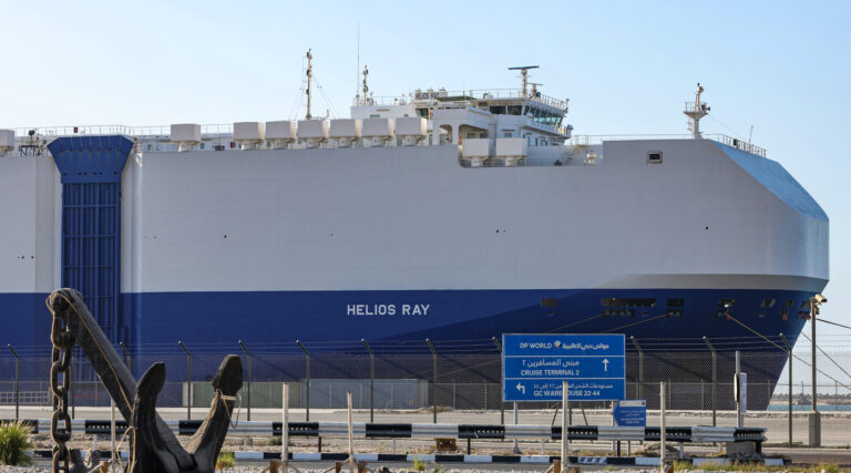 Un navire appartenant à Israël subit une explosion dans le golfe d'Oman, suscitant des soupçons sur l'Iran