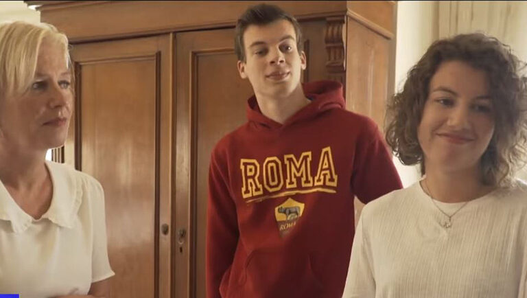 Marloes Sonnenveld, right, with her brother and mother in Rosh Hanikra, Israel in January 2021. (KAN)