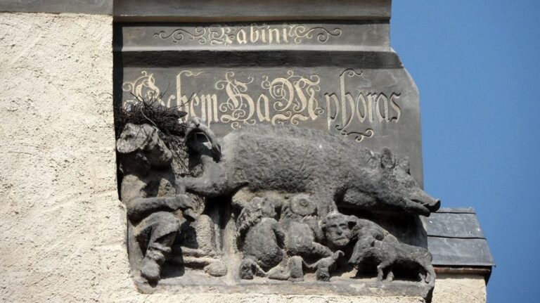 Une église allemande historique devrait-elle retirer une sculpture antisémite représentant un "cochon juif" de sa façade ?