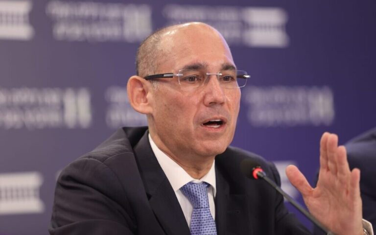 Yaron de la Banque d'Israël déclare que la restriction budgétaire est nécessaire pour réduire la dette