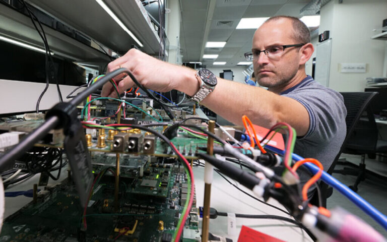 Le fabricant de puces israélien Valens fusionnera avec PTK dans le cadre d'un accord SPAC à une valorisation de 1,16 milliard de dollars