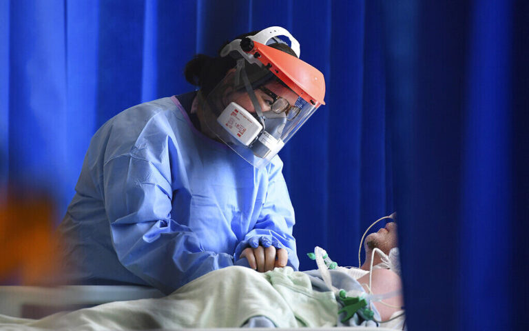 Pourquoi le COVID rend-il les gens si malades, si rapidement ?  Un généticien israélien a une réponse