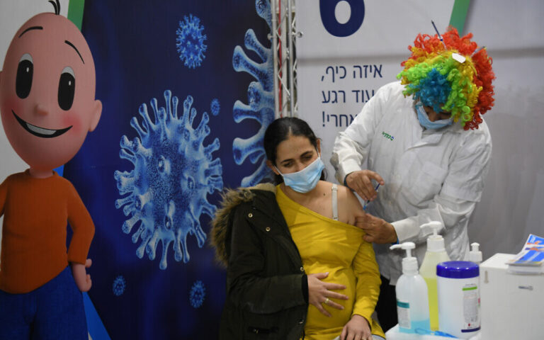 Les vaccins COVID ne nuisent pas aux ovaires et le virus non plus, selon les médecins de Jérusalem