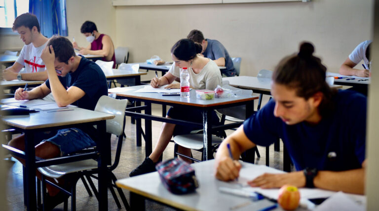 Pour réduire les classes au milieu de COVID-19, Israël doit embaucher 15 000 enseignants.  Ce ne sera pas facile.