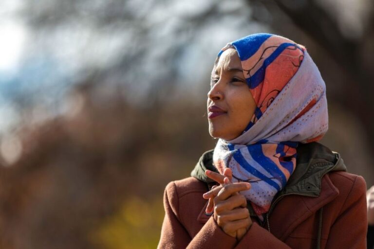 Chelsea Clinton rejoint la rédactrice en chef pour dénoncer le tweet antisémite d'Omar