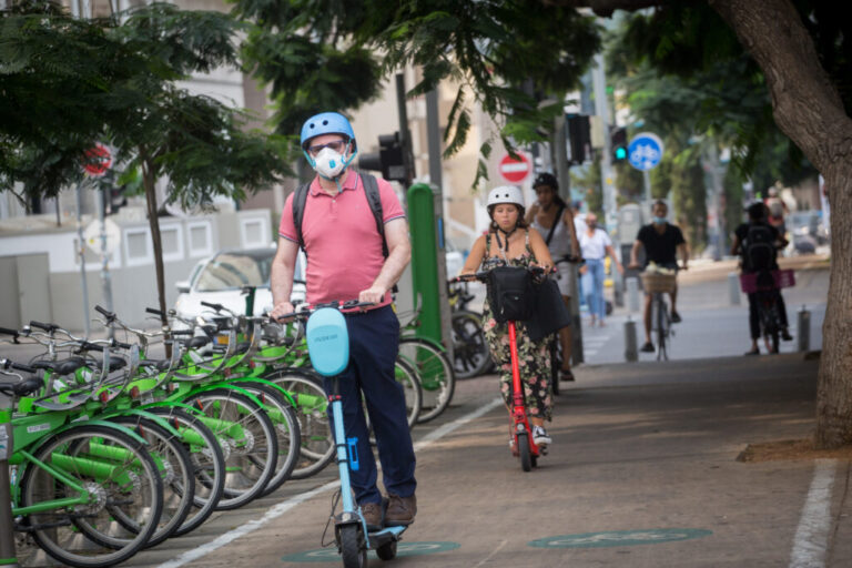 Établissant de nouveaux records COVID d'une journée, Israël se prépare pour un verrouillage prolongé à partir de Roch Hachana