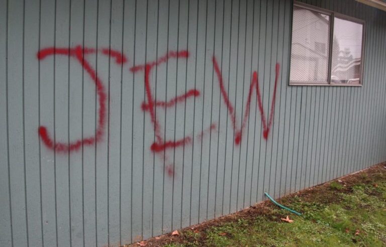 "F—- Jew Thieve" peint à la bombe devant des maisons juives à Seattle