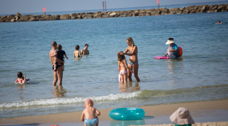 Israël commence à lever les restrictions de verrouillage alors que les tensions sur l'application de la loi augmentent