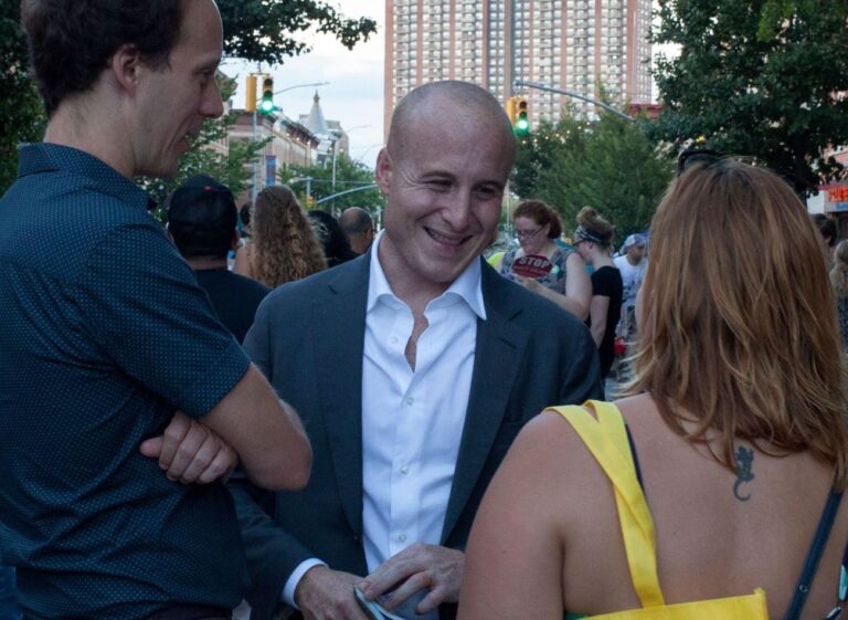 Le démocrate juif Max Rose dénonce l'hypocrisie d'Omar et du GOP sur l'antisémitisme