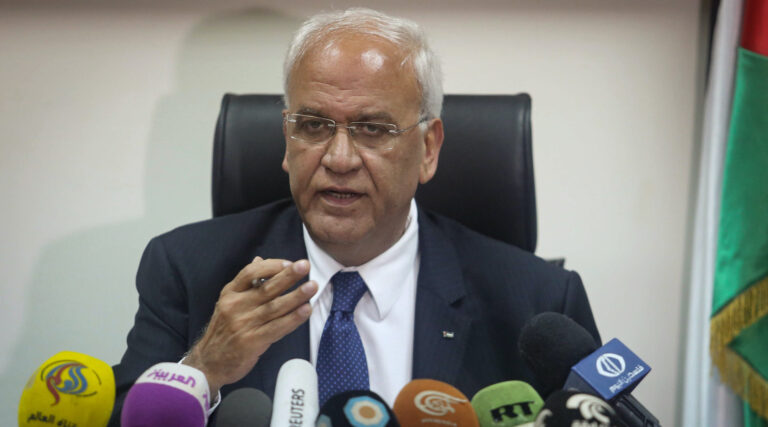 Le haut responsable palestinien Saeb Erekat dans un état "critique" avec le COVID-19 dans un hôpital israélien