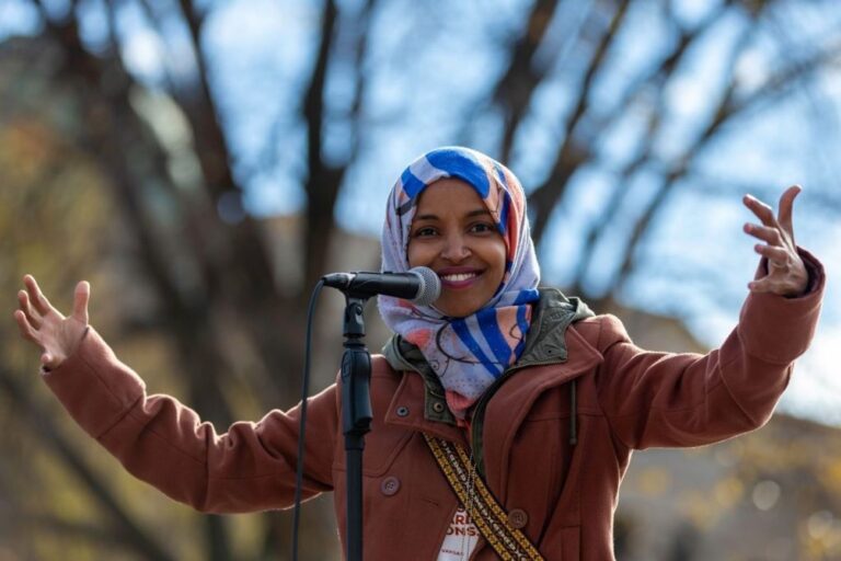 Les électeurs juifs d'Ilhan Omar disent qu'ils l'ont déjà instruite sur l'antisémitisme